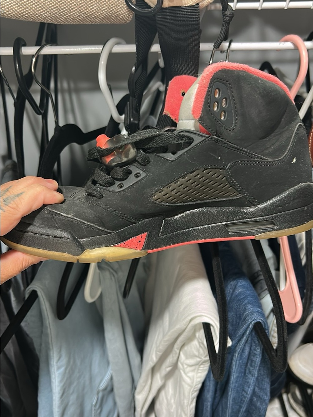 Jordan 5’s black alarming